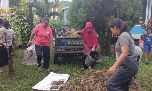 Gambaran Toleransi di Lembata, Umat KBG dan Ibu-ibu Majelis Ta’lim Bersihkan Lingkungan Masjid